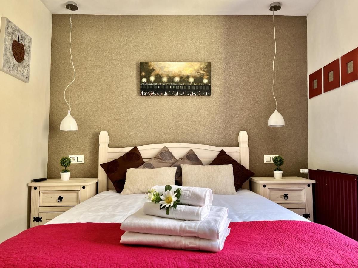 Hostal Nomadas By Gloove Villalba de la Sierra Exterior photo