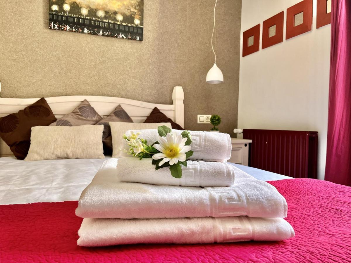 Hostal Nomadas By Gloove Villalba de la Sierra Exterior photo