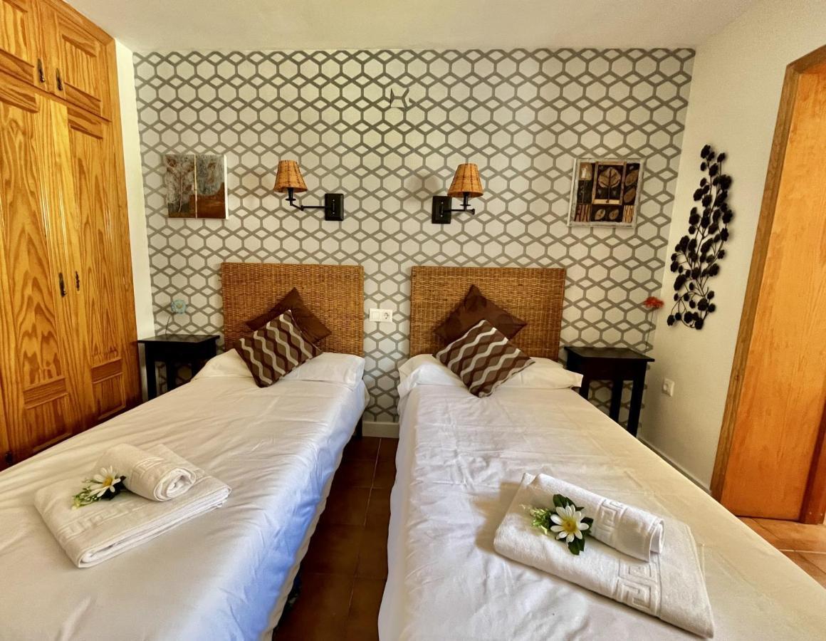 Hostal Nomadas By Gloove Villalba de la Sierra Exterior photo