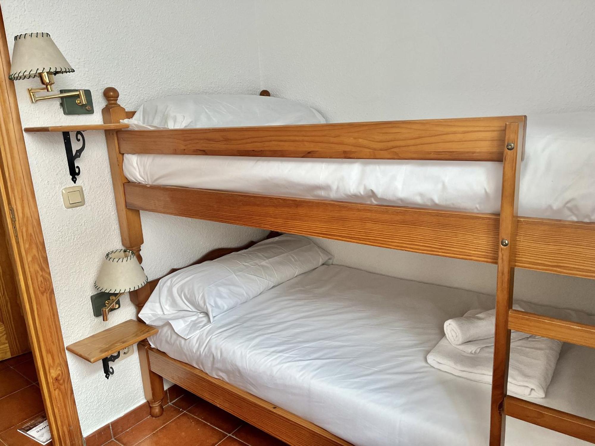 Hostal Nomadas By Gloove Villalba de la Sierra Exterior photo